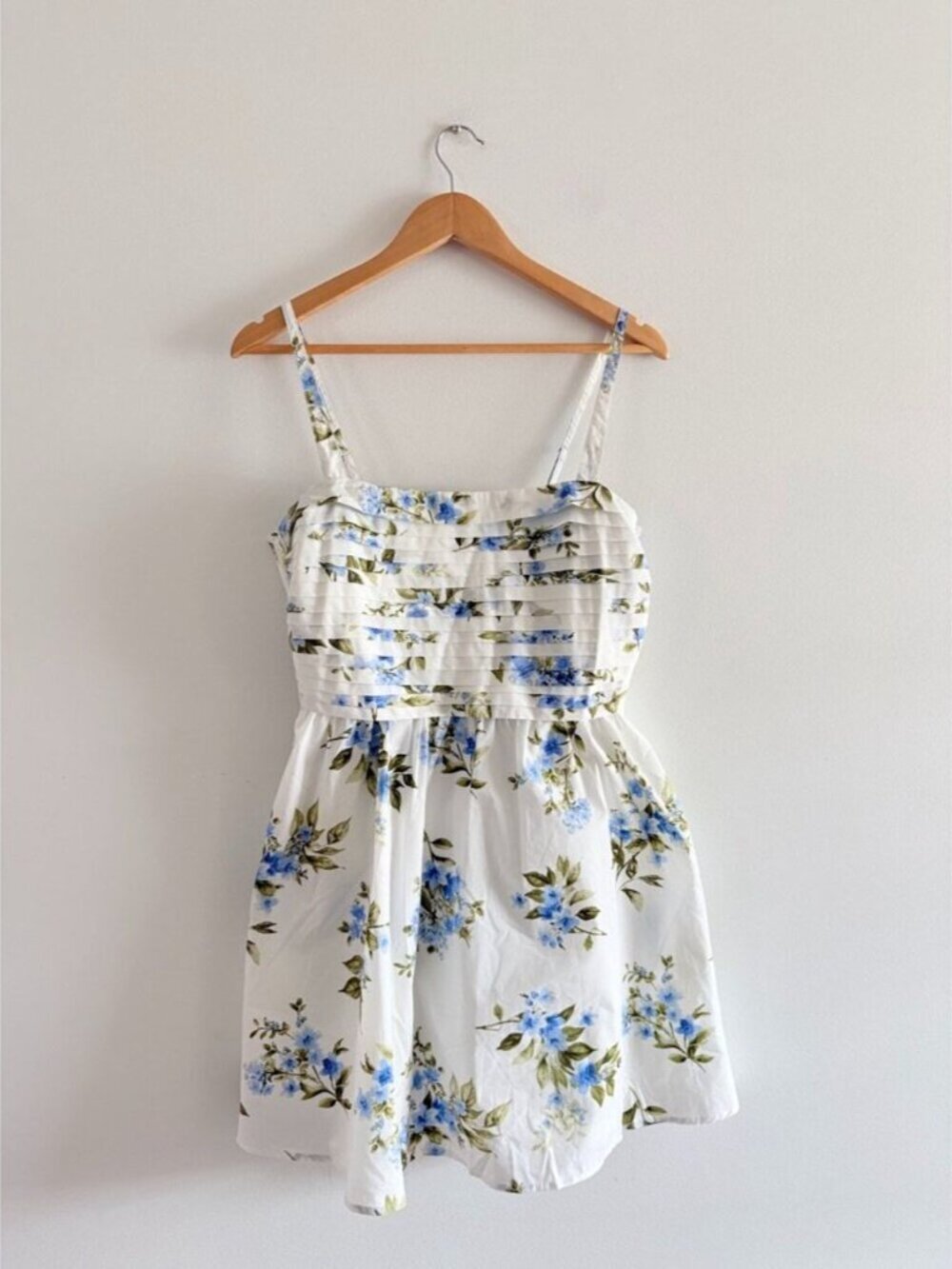 Blu Pepper Floral Pleated Babydoll Dress NWT White Blue Hydrangea Size Large - Picture 5 of 8